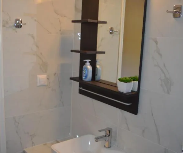 מלון דירות Emilios Eleni 3*