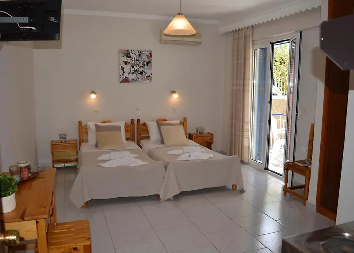 מלון דירות Emilios Eleni 3*