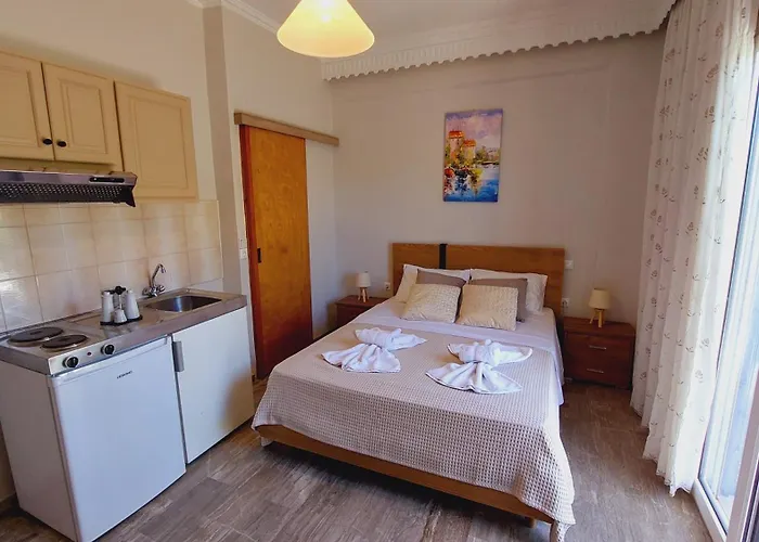 מלון דירות Emilios Eleni 3*